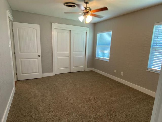 102 E Live Oak ST, Hutto, TX 78634