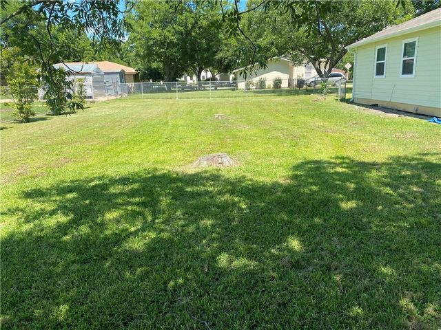 102 E Live Oak ST, Hutto, TX 78634
