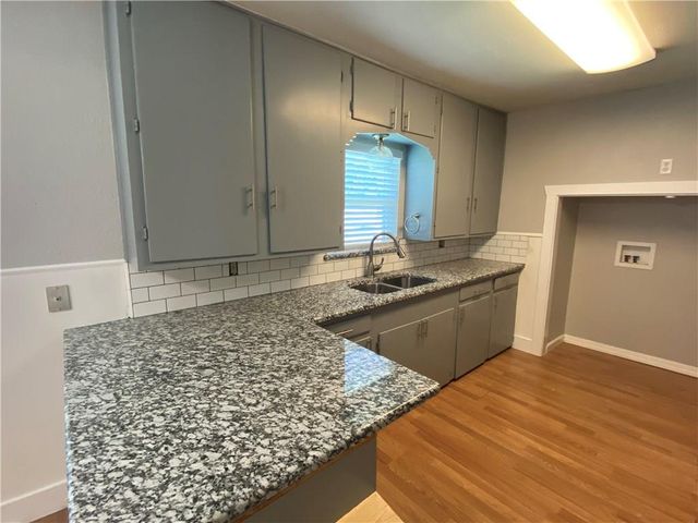 102 E Live Oak ST, Hutto, TX 78634