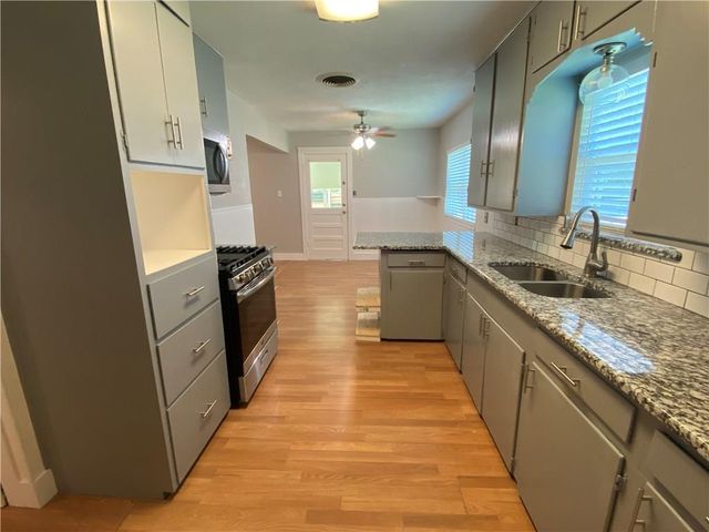102 E Live Oak ST, Hutto, TX 78634