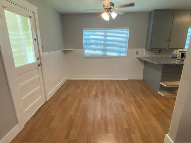 102 E Live Oak ST, Hutto, TX 78634