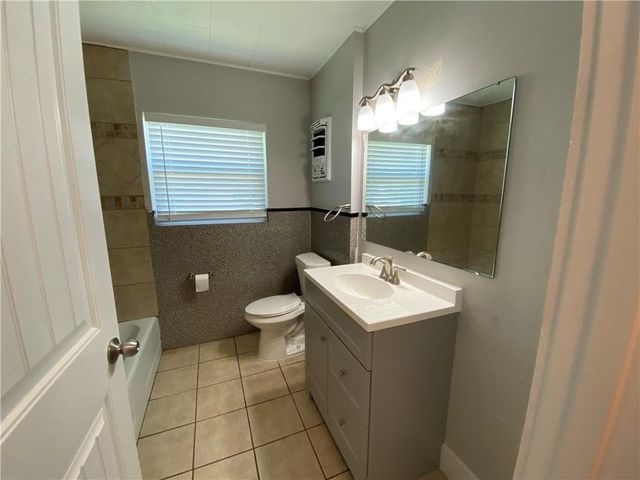 102 E Live Oak ST, Hutto, TX 78634