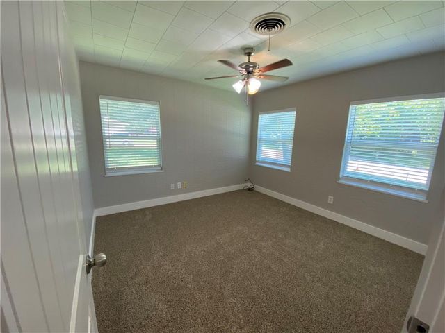 102 E Live Oak ST, Hutto, TX 78634