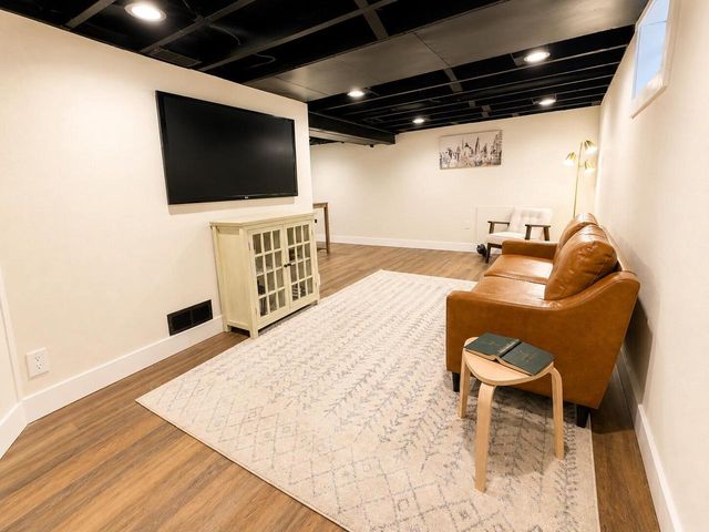 4937 N Hollywood AVENUE, Whitefish Bay, WI 53217