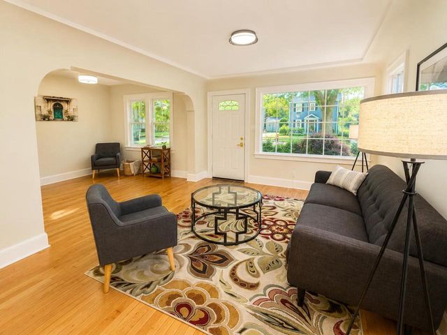 4937 N Hollywood AVENUE, Whitefish Bay, WI 53217