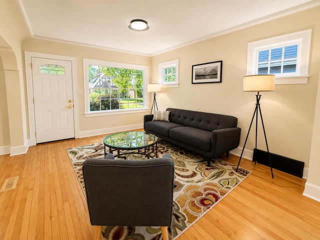 4937 N Hollywood AVENUE, Whitefish Bay, WI 53217