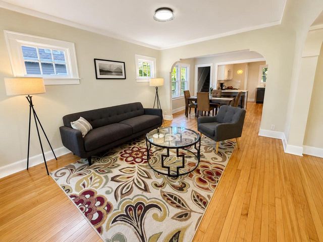 4937 N Hollywood AVENUE, Whitefish Bay, WI 53217