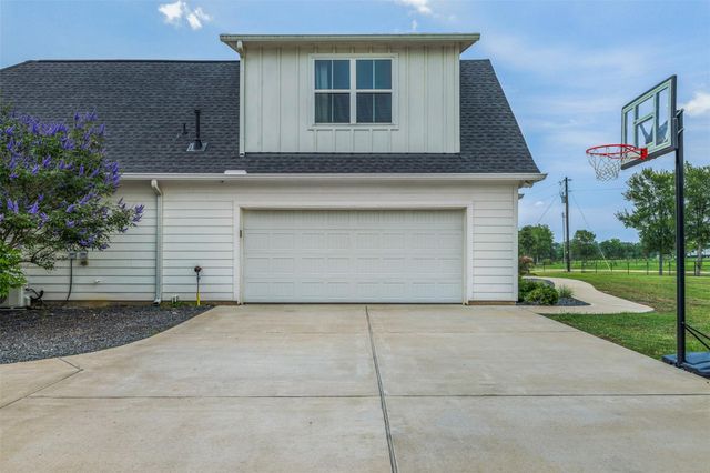 9075 Loop Road, Bellville, TX 77418