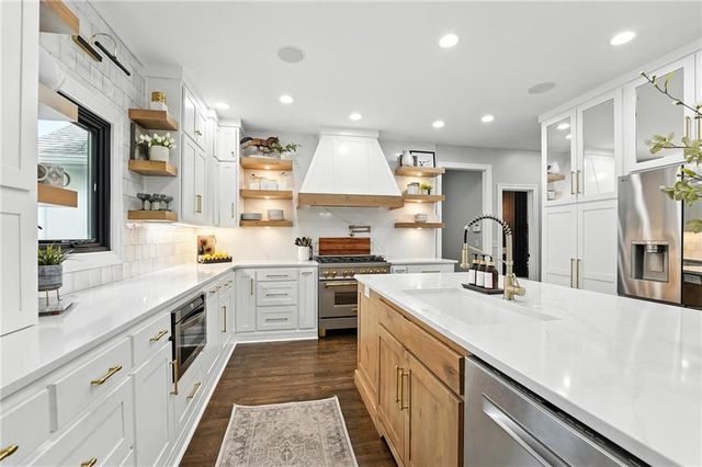 14670 NW 66th Street, Parkville, MO 64152