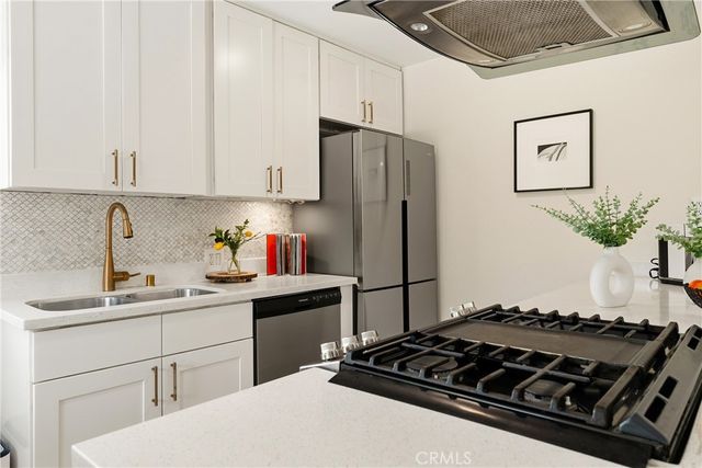 22432 Burbank, Woodland Hills, CA 91367