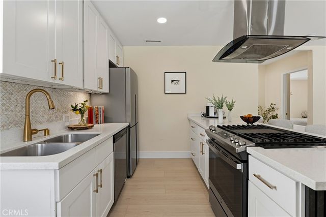 22432 Burbank, Woodland Hills, CA 91367