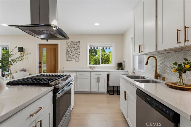22432 Burbank, Woodland Hills, CA 91367