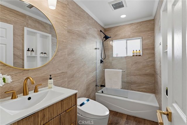 22432 Burbank, Woodland Hills, CA 91367