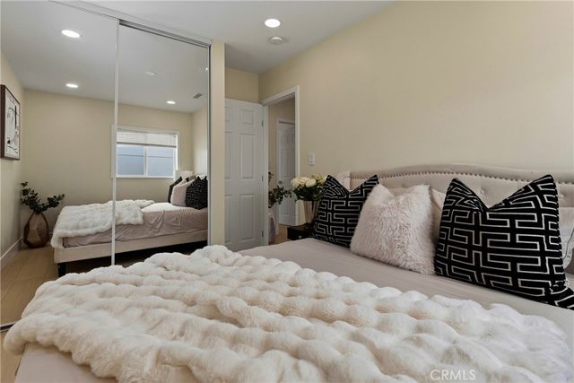22432 Burbank, Woodland Hills, CA 91367