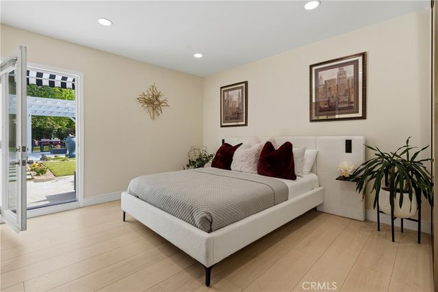 22432 Burbank, Woodland Hills, CA 91367