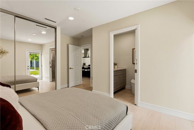 22432 Burbank, Woodland Hills, CA 91367