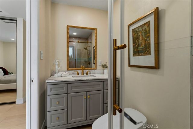 22432 Burbank, Woodland Hills, CA 91367