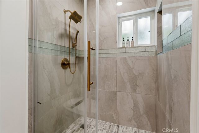 22432 Burbank, Woodland Hills, CA 91367
