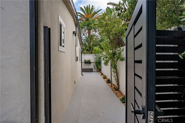 22432 Burbank, Woodland Hills, CA 91367