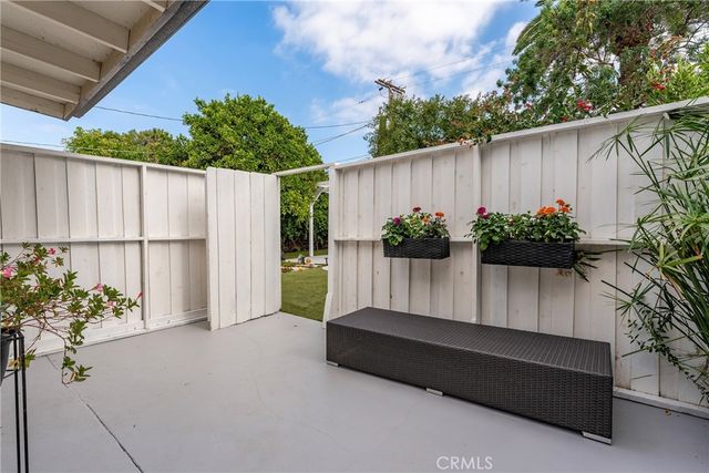 22432 Burbank, Woodland Hills, CA 91367