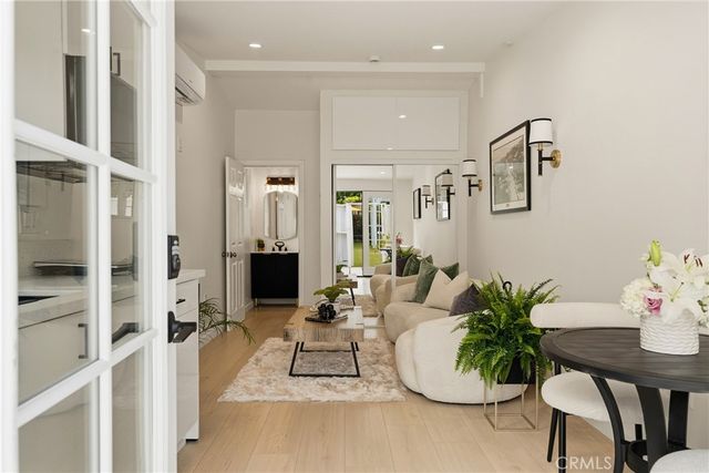 22432 Burbank, Woodland Hills, CA 91367