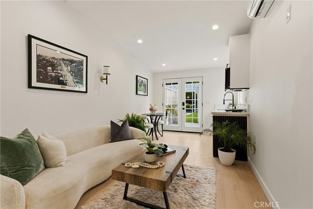 22432 Burbank, Woodland Hills, CA 91367