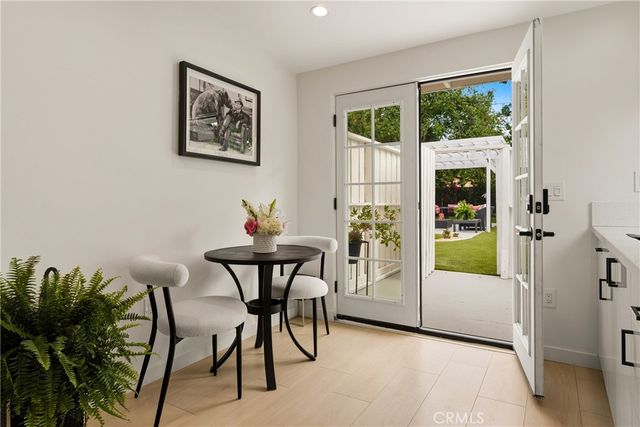 22432 Burbank, Woodland Hills, CA 91367