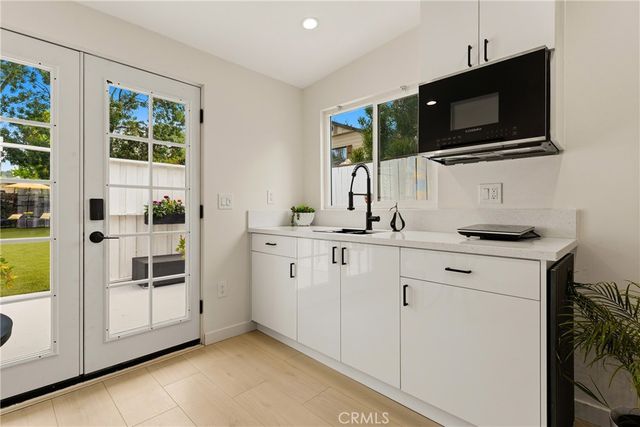 22432 Burbank, Woodland Hills, CA 91367