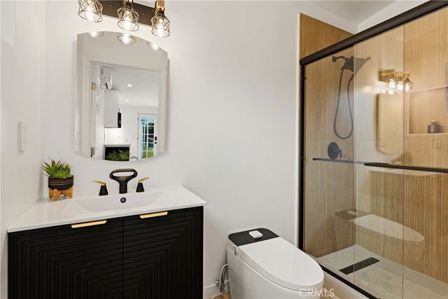 22432 Burbank, Woodland Hills, CA 91367