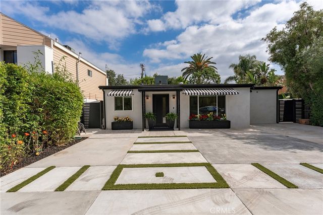 22432 Burbank, Woodland Hills, CA 91367
