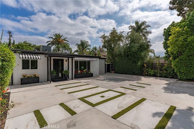 22432 Burbank, Woodland Hills, CA 91367