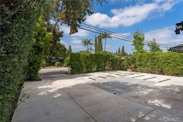 22432 Burbank, Woodland Hills, CA 91367