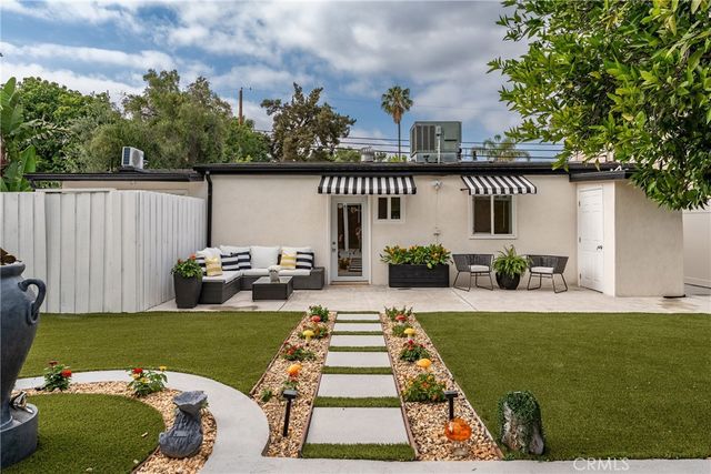 22432 Burbank, Woodland Hills, CA 91367