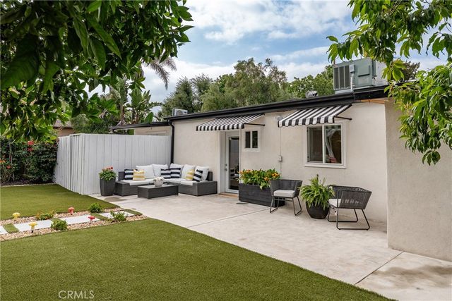 22432 Burbank, Woodland Hills, CA 91367