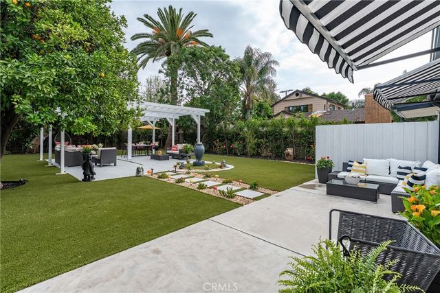 22432 Burbank, Woodland Hills, CA 91367