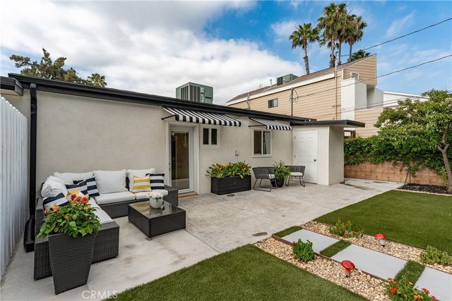 22432 Burbank, Woodland Hills, CA 91367