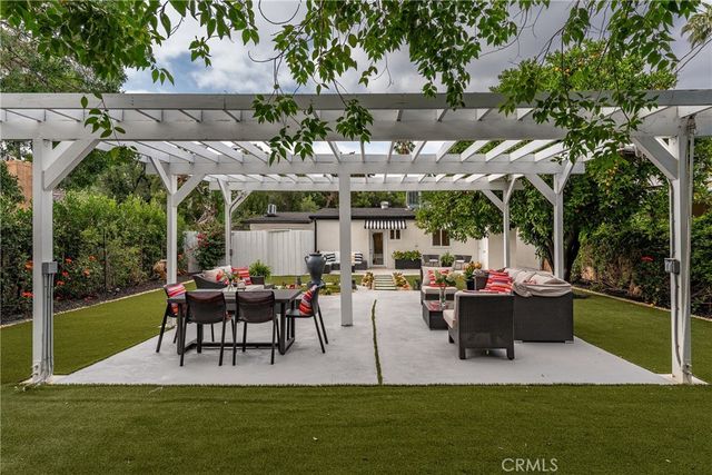 22432 Burbank, Woodland Hills, CA 91367