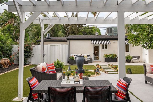 22432 Burbank, Woodland Hills, CA 91367