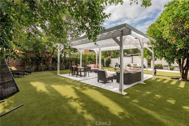 22432 Burbank, Woodland Hills, CA 91367