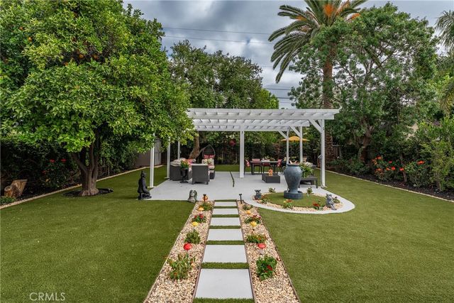 22432 Burbank, Woodland Hills, CA 91367