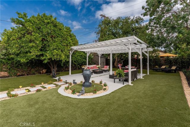 22432 Burbank, Woodland Hills, CA 91367