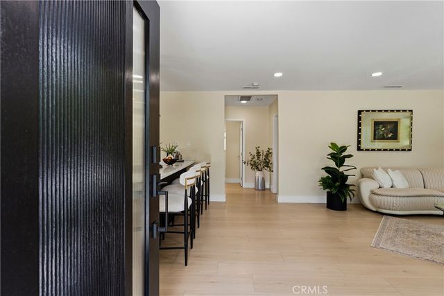 22432 Burbank, Woodland Hills, CA 91367