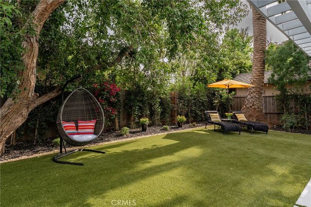 22432 Burbank, Woodland Hills, CA 91367