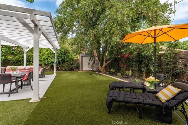 22432 Burbank, Woodland Hills, CA 91367
