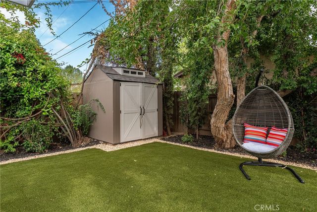 22432 Burbank, Woodland Hills, CA 91367