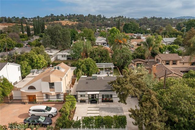 22432 Burbank, Woodland Hills, CA 91367