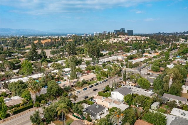 22432 Burbank, Woodland Hills, CA 91367