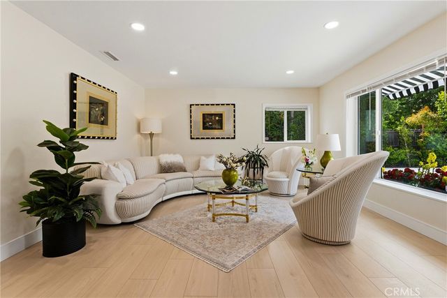22432 Burbank, Woodland Hills, CA 91367
