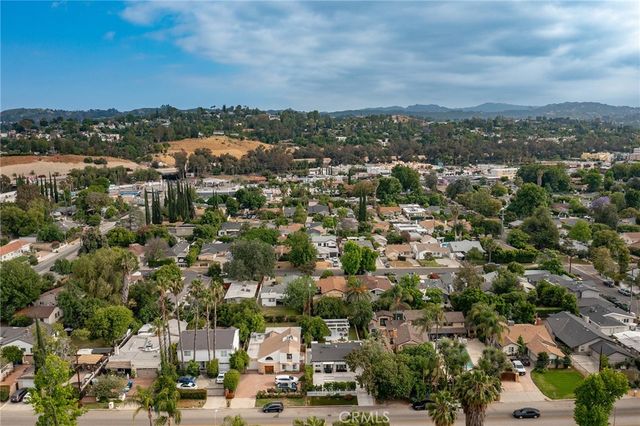 22432 Burbank, Woodland Hills, CA 91367