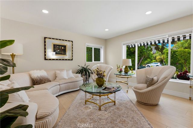 22432 Burbank, Woodland Hills, CA 91367